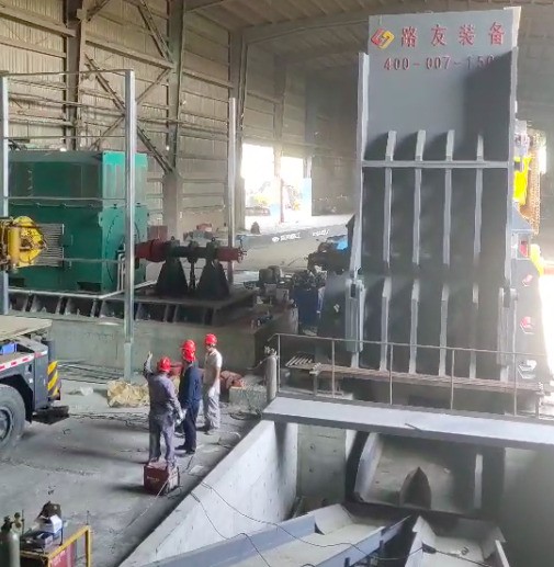 張家港傳來喜報，6000馬力破碎機安裝完畢。這個大家伙可不能小看它，每小時出料可高達(dá)150噸。