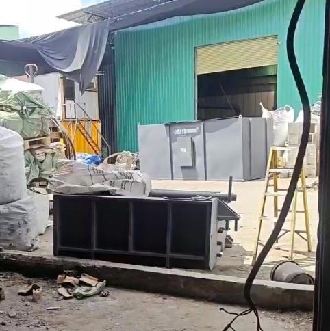 安裝師傅與設備到達香港，已卸車等待安裝