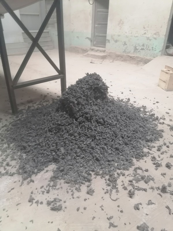 淄博地區(qū)破碎機(jī)試機(jī)調(diào)試，物料屬于夾雜重度灰塵的金屬組成件
